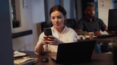 Güçlü kadın girişimcilerin portresi akıllı telefonlarda internette geziniyor, sosyal medya uygulamalarında mesajlar yolluyor. Yönetici verisi olan bir şirket üzerinde çalışıyorum. El kamerasıyla..