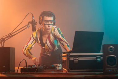 DJ turntable 'larda melodi çalan odaklı sanatçı, Bas tuşla karıştırmada remiks müzikle müzikal performans yaratıyor. Ses ekipmanları ve stereo elektrik ekipmanlarıyla sesleri karıştırma.