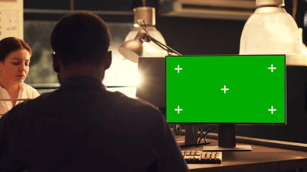 Freelancer Patrząc Zielonym Ekranie Wyświetlacza Komputerze Pracując Pustym Szablonem Makiety — Zdjęcie stockowe