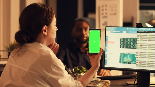 Pracownik Posiadający Zielony Szablon Ekranu Smartfonie Pracujący Giełdą Czasie Rzeczywistym — Zdjęcie stockowe