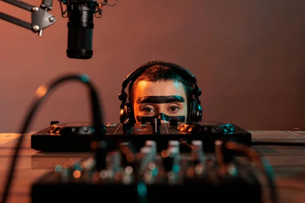 Disc Jockey Mirando Cerca Los Tocadiscos Estudio Actuando Tonto Centrándose — Foto de Stock