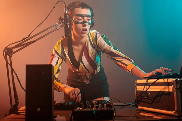 Disc Jockey Mencampur Musik Techno Dengan Turntables Pemain Musik Memainkan — Stok Foto