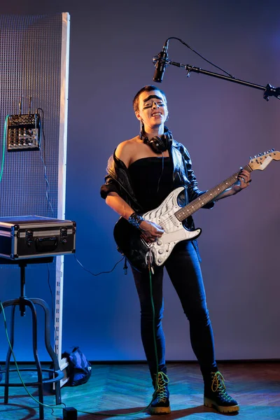 Rock Gitarist Zingt Alternatieve Rock Microfoon Speelt Elektrische Gitaar Schreeuwt — Stockfoto