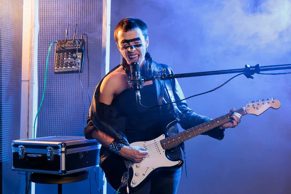 Artista Heavy Metal Gritando Fuerte Cantando Música Rock Alternativo Tocando — Foto de Stock