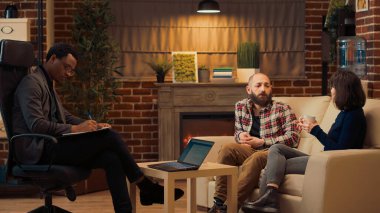 Mutlu olmayan çift ilişki sorunları ve anlaşmazlıkları çözmek için terapistle terapiye gitti. Kadın ve erkek evlilikten şikayetçi, yardım istiyorlar. Üçayak atışı.