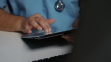 Hastane ofisinde elinde tablet olan pratisyen hekimin tıbbî uzmanlığını kapat. Hasta sağlığı tedavisinde gece vardiyasında çalışan doktor asistanı. İlaç servisi.