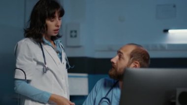 Hastane ofisinde gece vardiyasında çalışırken hasta hastalık raporlarını analiz eden klinik ekibi. Doktor ve asistan hastalıkları tedavi etmek için ilaç tedavisi planlıyorlar. Sağlık hizmetleri