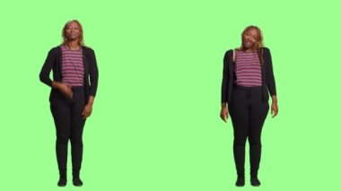 Kadın tüm vücudun iki tarafında şakacı, yeşil ekran arka planda, öpücükler, öpücükler ve oynaşmalar. Dilini çıkarıp aptal ve cilveli, neşeli kızı oynuyorsun..