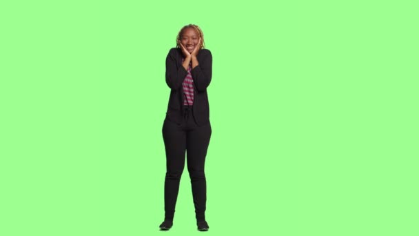 Fröhliches Model Das Mit Vollem Körper Über Greenscreen Hintergrund Lacht — Stockvideo