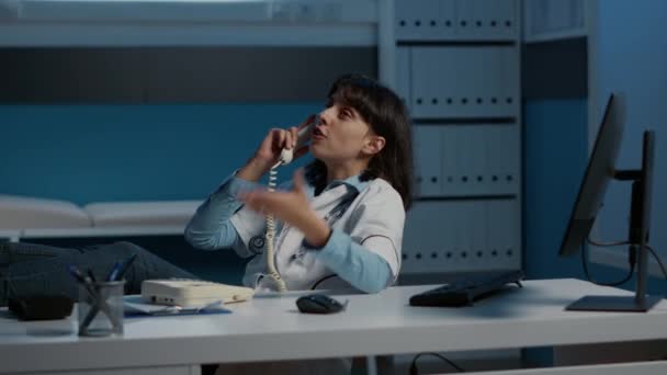Médico Relaxado Sentado Com Pés Mesa Mesa Enquanto Conversa Telefone — Vídeo de Stock