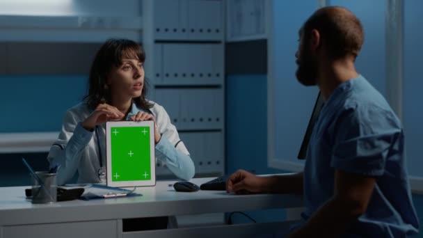 Lekarz Trzymający Tablet Komputer Wskazując Zielony Ekran Chroma Klucz Szablon — Wideo stockowe
