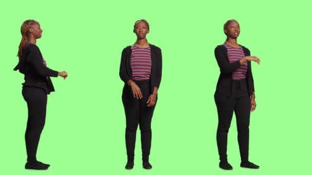 Femme Moderne Regardant Hologramme Sur Fond Écran Vert Utilisant Image — Video