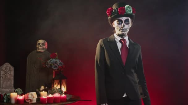 頭蓋骨を持つハロウィーンの衣装の恐ろしい神聖なエンティティは 死の女性のように見える聖なるメキシコの伝統を祝うことを構成しています Santa Muerte Ritual Celebration Black White Body Art — ストック動画