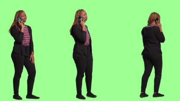 Afroamerykanka Rozmawiająca Przez Telefon Zielonym Ekranie Korzystająca Linii Smartfonów Stojących — Wideo stockowe