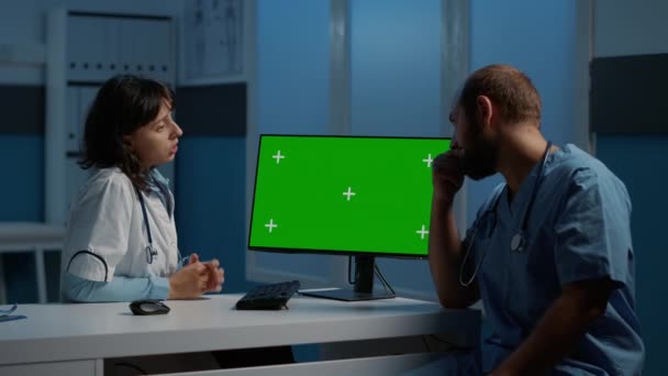Médecin Assistant Regardant Moniteur Ordinateur Avec Écran Vert Chroma Affichage — Video