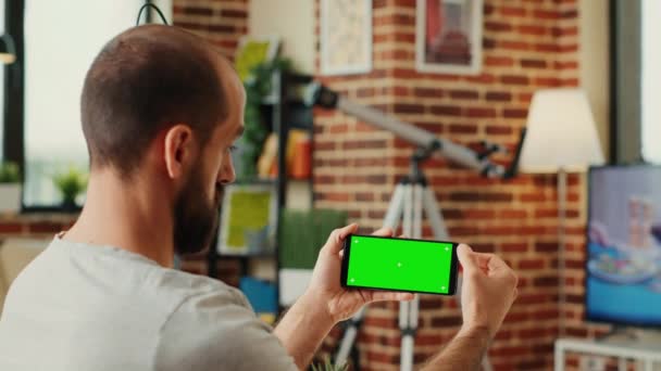 Empleado Masculino Que Comprueba Pantalla Verde Horizontal Teléfono Móvil Mirando — Vídeos de Stock