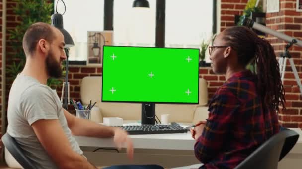 不同的同事在电脑上使用绿色显示屏 分析空白背景下孤立的色键 使用模拟复制空间模板规划家庭服务台的协同工作 — 图库视频影像