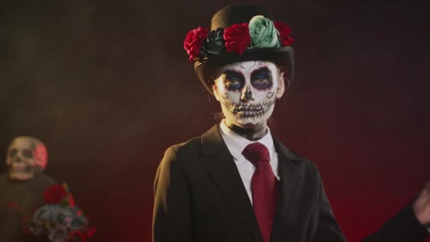 Diosa Espeluznante Traje Halloween Con Cráneo Conforman Celebración Tradición Santa — Vídeos de Stock