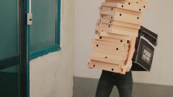 Mensajero Comida Dejando Caer Cajas Pizza Pila Fuera Oficina Torpe — Vídeo de stock