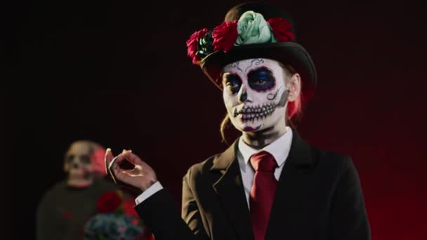 Strašidelná Modelka Kostýmu Santa Muerte Studiu Černobílou Lebkou Nalíčenou Slavíme — Stock video