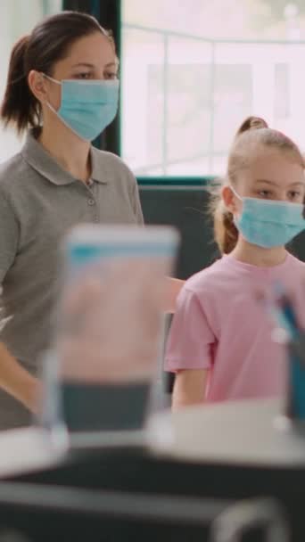 Pionowe Wideo Dwóch Pacjentów Maską Twarzy Rozmawiających Recepcjonistką Szpitalu Którzy — Wideo stockowe