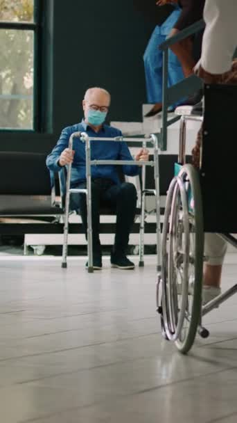 Vídeo Vertical Menina Visitando Mulher Idosa Cadeira Rodas Durante Pandemia — Vídeo de Stock