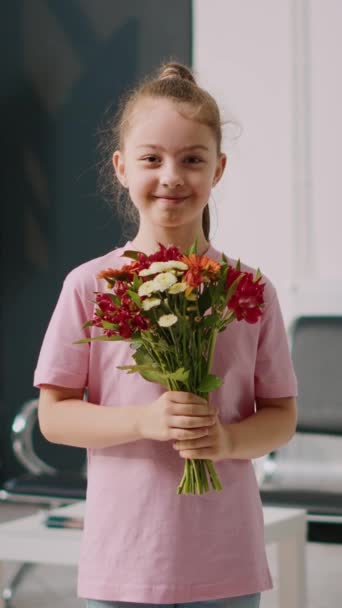 Pionowe Wideo Uśmiechnięte Małe Dziecko Trzymające Bukiet Kwiatów Poczekalni Stojące — Wideo stockowe