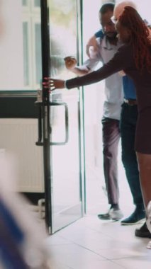 Dikey video: Yaşlı insan hasta ve kalp sorunlarıyla uğraşıyor, iki kişi doktora gidiyor. Tıbbi asistan ve hekim danışmanı hasta, acil muayene yapıyor. El bilgisayarı