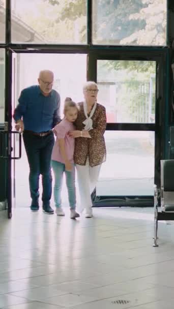 Vertikales Video Ältere Menschen Die Ihre Kranke Nichte Zur Notfalluntersuchung — Stockvideo