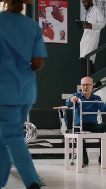 Verticale Video Oude Patiënt Gesprek Met Mensen Lobby Van Wachtkamer — Stockvideo