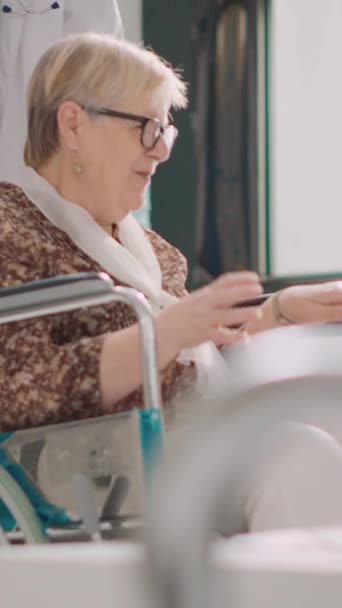 Vertikální Video Stará Osoba Invalidním Vozíku Pomocí Rámu Chůze Zdravotnickém — Stock video