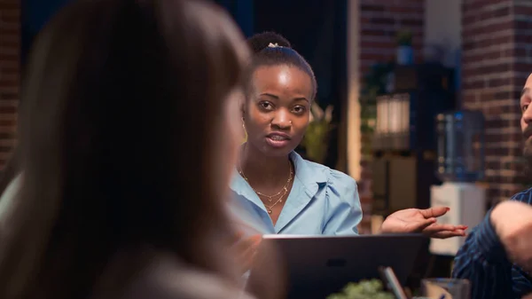 同僚のビジネスミーティング アフリカ系アメリカ人の従業員が親しく話しています 企業発表 分析チームコミュニケーション 戦略ディスカッション 企業研究報告 — ストック写真