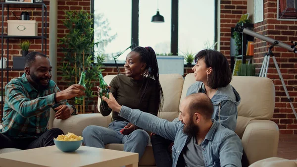 Багатоетнічна Група Людей Роблять Тости Пляшками Пива Розмовляють Язуються Сміючись — стокове фото