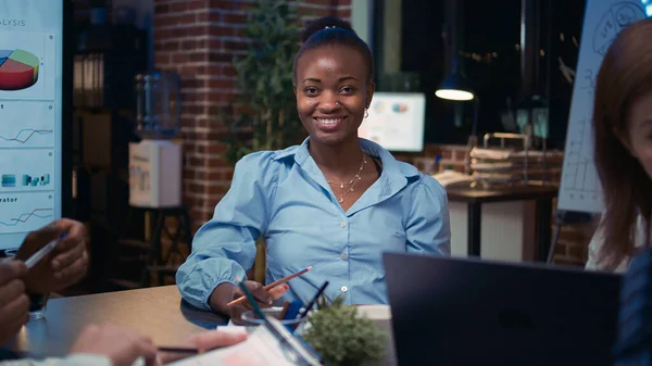 アフリカ系アメリカ人の実業家のビジネスチームの肖像画 スローモーション中のショットを満たす笑顔 同僚統計レポートプレゼンテーションディスカッション 多様な同僚ブレインストーミング — ストック写真