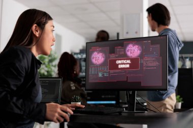 Html kodu yazan Asyalı yazılım geliştirici bilgisayarda hackleme uyarısıyla karşılaşmış, beklenmeyen sistem hatası ve ekranda parlayan mesajla ilgilenmiş. Siber güvenlik geliştirme büyük veri bürosu.