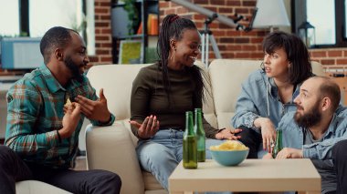 Çeşitli insanlar birlikte gülüyor, bira içiyor, sosyal toplantılarda eğleniyor ve kaynaşıyorlar. Neşeli arkadaşlar soğuk sohbetin ve anılardan konuşmanın keyfini çıkarıyorlar. El kamerasıyla..