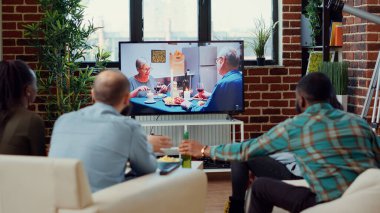 Bir grup arkadaş televizyonda drama aksiyon filmi izliyor, evde bira şişeleriyle sinemanın tadını çıkarıyorlar. Mutlu insanlar televizyon programı ve eğlence ile eğleniyor..