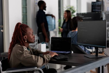 Bilgisayarda html kod yazma programcısı, bulut hesaplama terminali penceresi ile çalışıyor. Şirket ofisinde yapay zeka algoritması yazan pasif yazılım geliştiricisi.