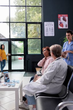 Fiziksel travma geçirmiş, iyileşme terapisi ve kazadan sonra iyileşme sürecinde olan yaralı bir kadının boyunluğunun çıkarılması. Asyalı hasta sağlık desteği ve ilaç alıyor.