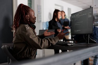 Html kod geliştirme ve kodlama senaryosu yaratmak için beyin fırtınası fikirleri üzerinde çalışan Afro-Amerikan sistem mühendisi. Yazılım geliştiricisi veritabanı sunucusunu büyük bir veri ajansı ofisinde düşünüyor.