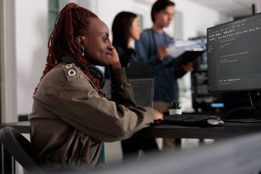 Yazılım senaryosu geliştirme üzerine düşünen düşünceli web geliştiricisi, programlama kodu yaratmak için beyin fırtınası yapan fikirler. Büyük veri şirketinin veritabanı sunucusunda çalışan sistem mühendisi.