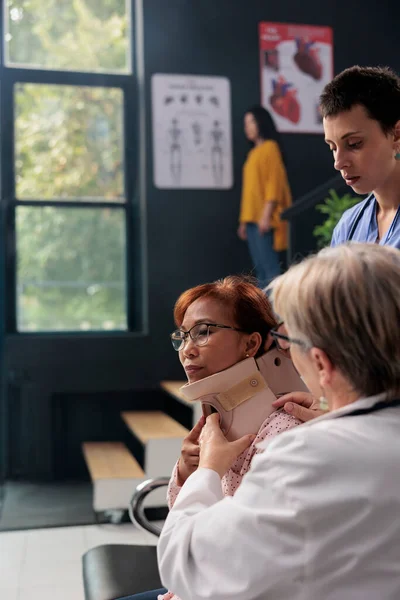 Medizinisches Personal Hilft Der Seniorin Den Nackenkragen Auszuziehen Und Versucht — Stockfoto