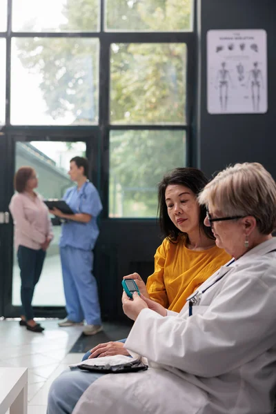 Oberarzt Misst Insulinspiegel Und Glukose Blutprobe Mit Glukometergerät Und Berät — Stockfoto