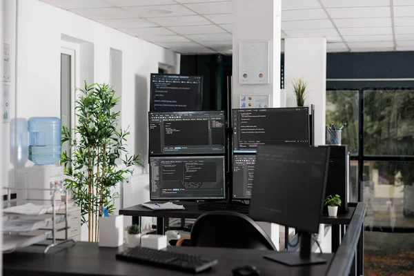 Mesa Com Vários Monitores Executando Janela Terminal Script Banco Dados — Fotografia de Stock
