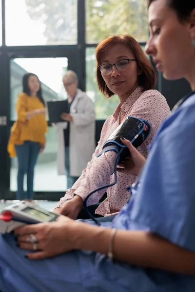 Gesundheitsspezialist Misst Hypertonie Auf Tonometer Wartebereich Gesundheitszentrum Überprüft Blut Und — Stockfoto