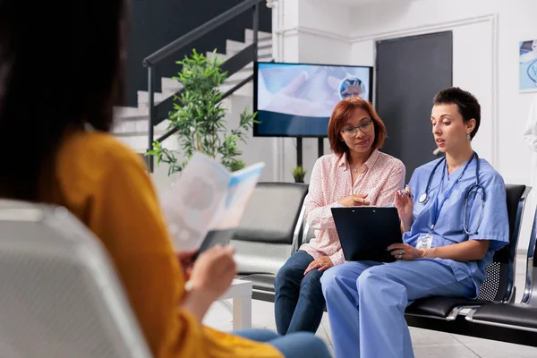 Gesundheitsexperte Berät Alte Patienten Der Krankenhauslobby Macht Notizen Auf Digitalen — Stockfoto