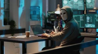 Anonim maske takan siber sahtekar güvenlik sistemini kırıyor, bilgisayar yazılımı yaratmak ve çevrimiçi veri çalmak için virüs yüklüyor. Gecenin geç saatlerinde maskeli dolandırıcı ağ sunucusunu hackliyor.