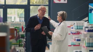 Kalp ağrısı çeken yaşlı bir insan eczacıyla kardiyoloji hapları hakkında konuşuyor. Kalp sorunu ve eczanede mide ekşimesi var. Göğüs ağrısı ve kardiyovasküler basıncı olan bir hasta ilaç istiyor..