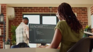 Çevrimiçi uygulama geliştirmek için kod kullanan kadın programcı, veritabanı yazılımını programlamak için terminal penceresinde html betiği ile çalışıyor. BT yöneticisi yapay zeka ağı planlıyor. El kamerasıyla..