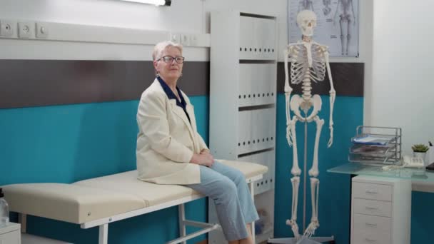 Portrait Elderly Patient Disease Sitting Doctor Office Waiting Attend Checkup — Vídeo de stock